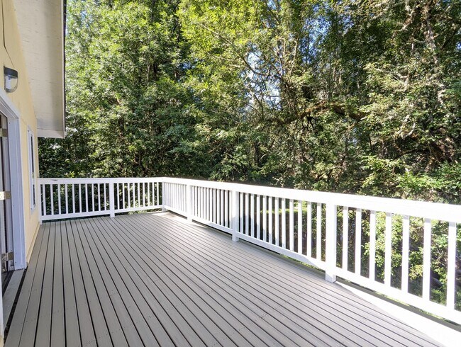 Building Photo - Charming 1 Bedroom Apartment w/ Deck Overl...