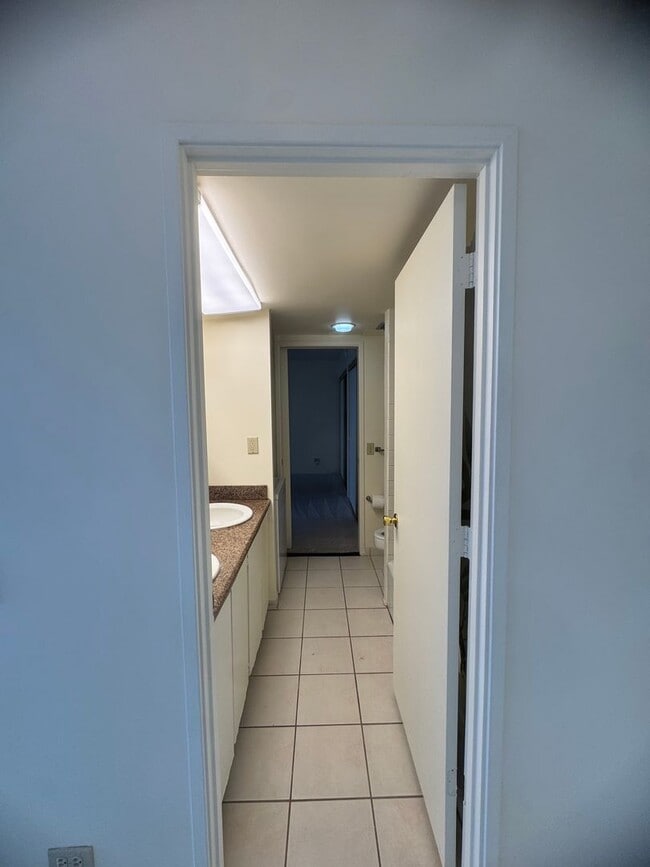 Building Photo - 1/1/2 - Penthouse Unit- Utilities Included - Large Covered Lanai w/Ocean & City Views