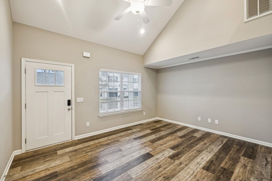 Building Photo - 3219 Clemons Cir