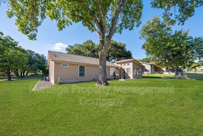 Building Photo - 1174 Mooncrest Dr