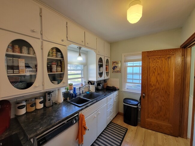 Building Photo - 1412 Rainbow Dr