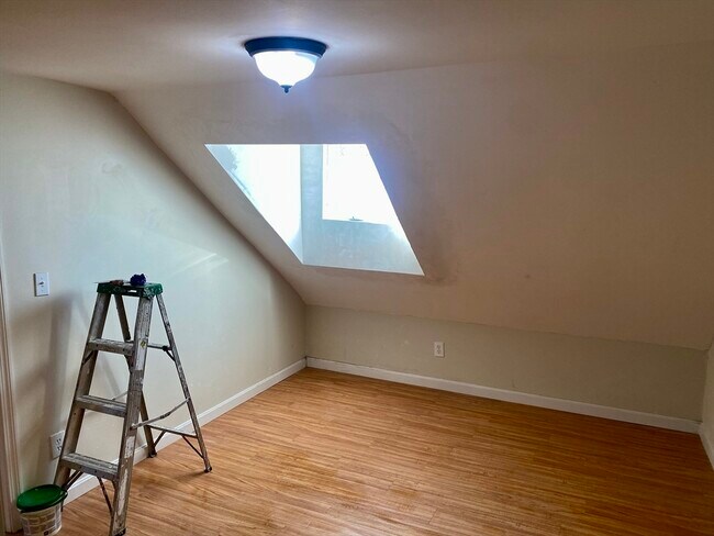 Building Photo - 123 Thorndike St