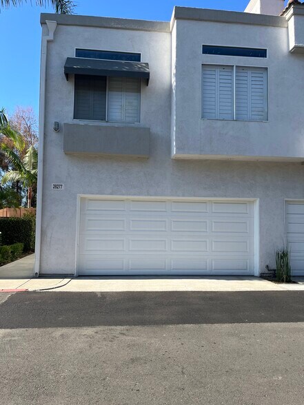 2-car attached garage - 28277 Via Luis