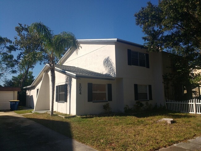 Building Photo - 2054 Los Lomas Dr