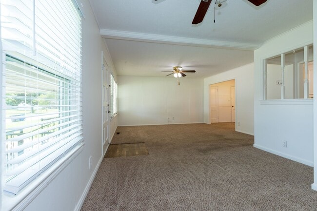 Building Photo - 2 Bed / 1 Bath in Tulsa! Ready Mid June!