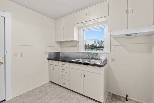 Building Photo - 1005 Woodsdale Ave