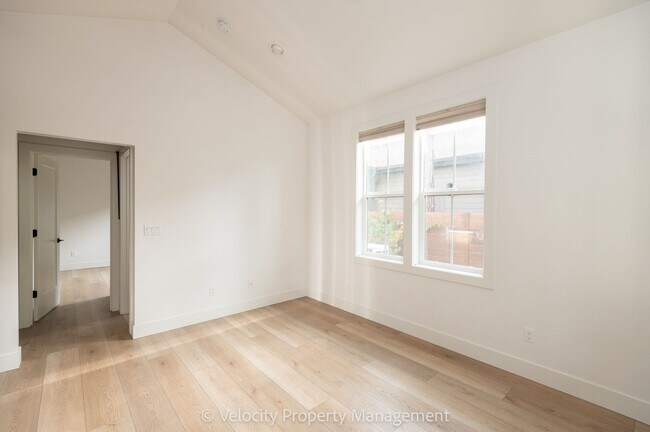 Building Photo - M712