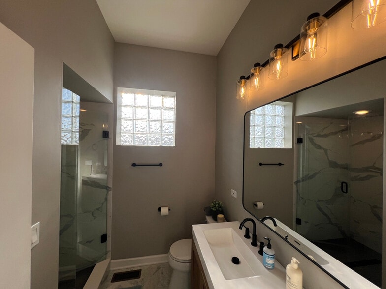 Building Photo - 937 N Willard Ct