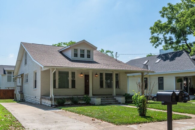 Building Photo - Charming Cottage minutes to 12S