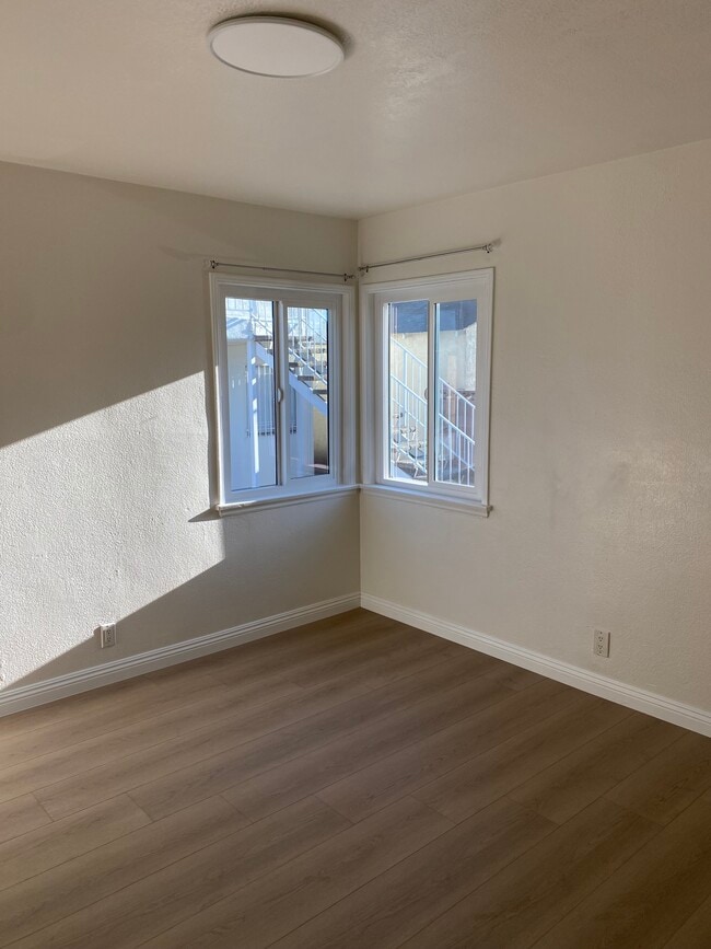 Building Photo - 266 E 56th St