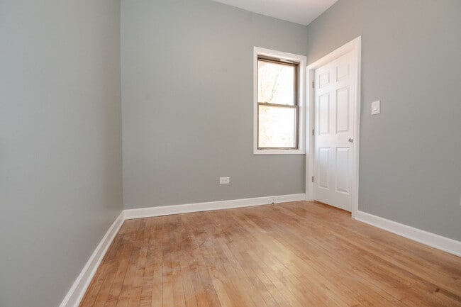 Building Photo - 925 S Laflin St