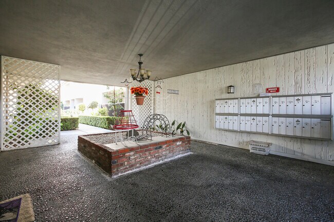 Building Photo - 400 E Live Oak St