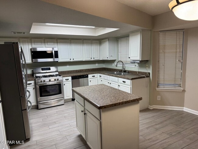 Building Photo - 398 Bentridge Drive