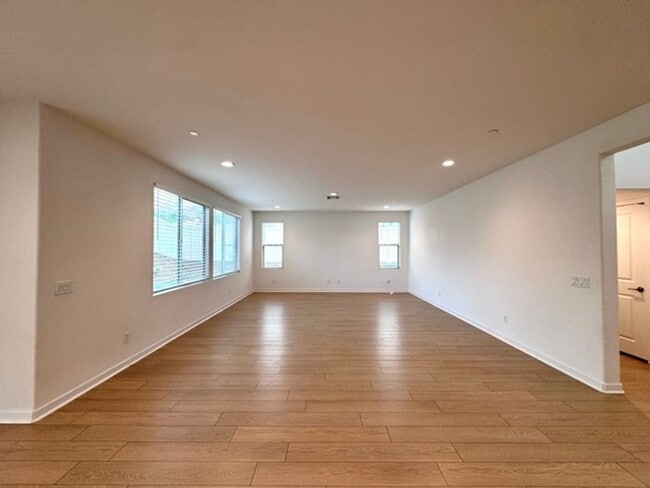Building Photo - Spacious 4 Bedroom Home for Lease in Winch...