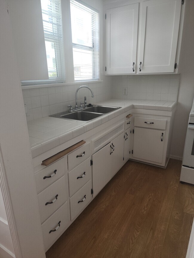 447 E KITCHEN - 447 N Oakhurst Dr
