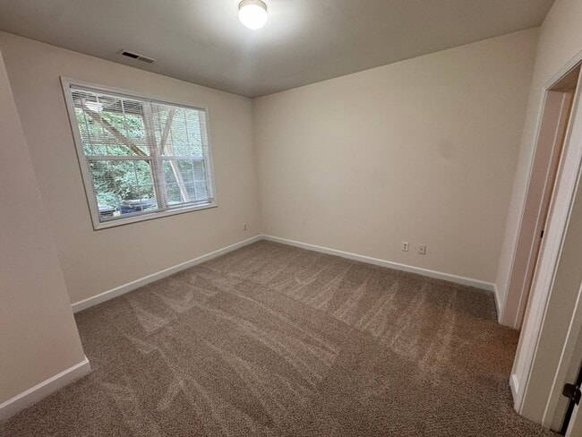 Building Photo - HUGE 3 Bed 3.5 Bath 3 Story Town Home, AVA...