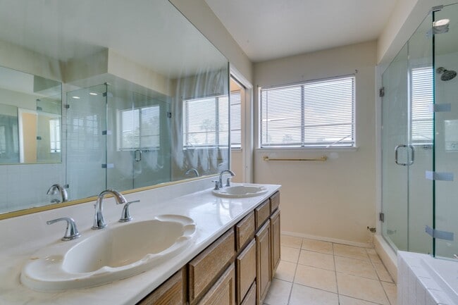 Building Photo - 2nd Floor Condo Near UNLV
