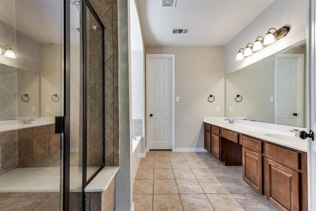 Building Photo - 11104 Seguin Dr