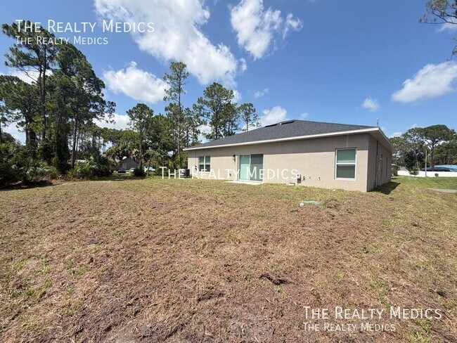 Building Photo - 731 Schrader Ave SW