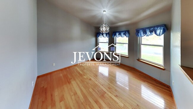 Building Photo - $500 Off First Month! Enjoy this 3-bedroom home featuring a fully equipped kitchen, a two-car att...