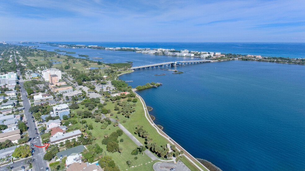 Walk to Lake Worth Beach - 230 S Lakeside Dr