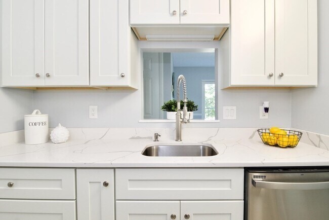 Building Photo - 22 Maple Crest Cir