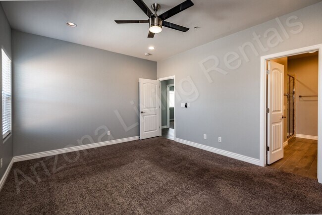 Building Photo - DON'T MISS THIS THREE BEDROOM TOWNHOUSE IN A PRIME LOCATION