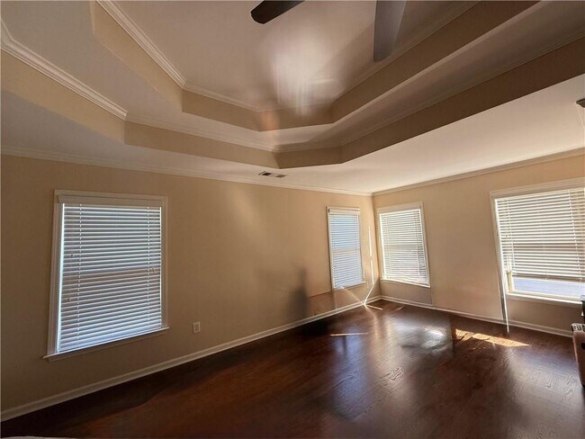 Building Photo - 1880 Manor View