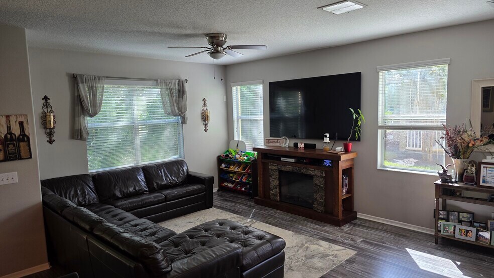 Building Photo - 20219 Indian Rosewood Dr