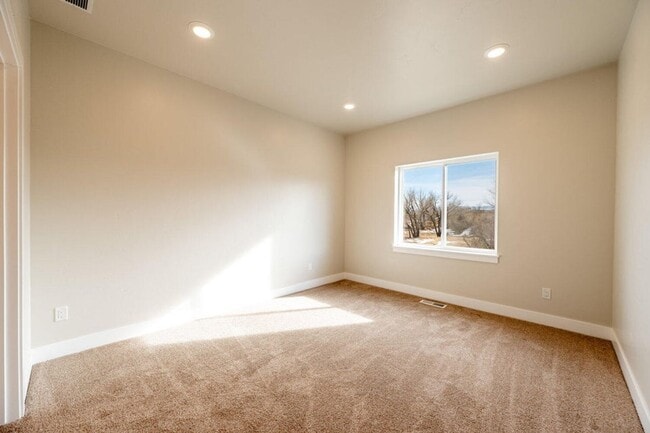 Building Photo - BRAND NEW! 2 BED/ 2BATH!