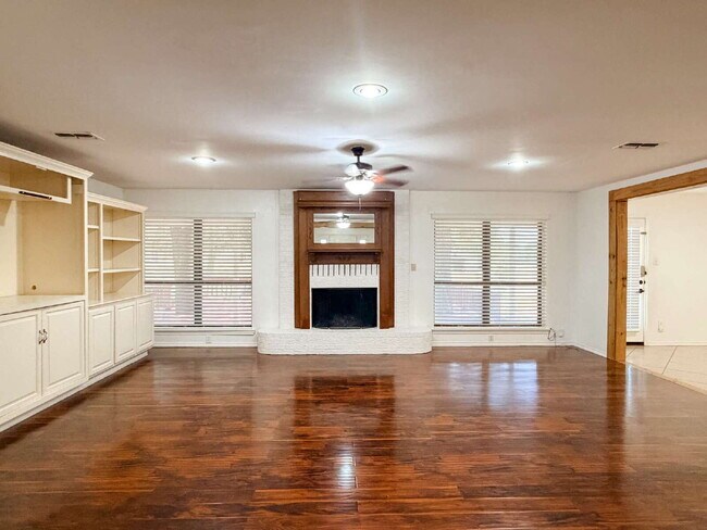 Building Photo - Beautiful 6 bed, 2 bath home in Burleson!