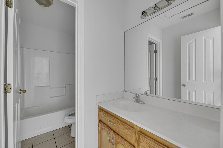 family bath - 712 Agate St