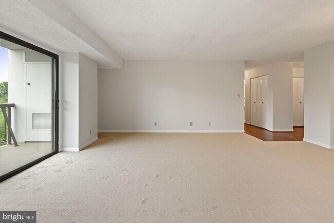 Building Photo - 3800 Powell Ln