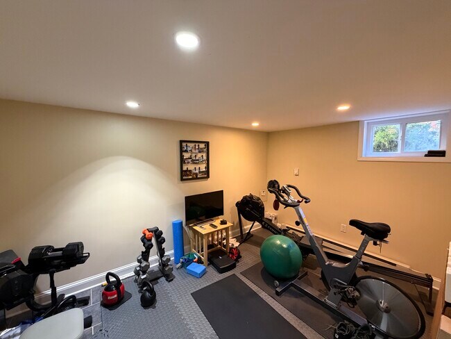 Building Photo - 6460 Eppard St