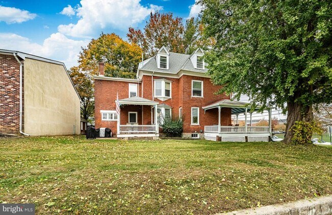 Building Photo - 300 N Penn St