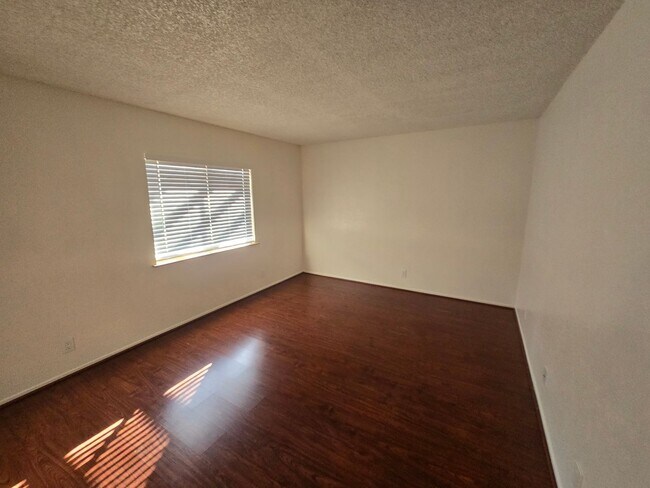 Building Photo - Quiet neighborhood and great views!