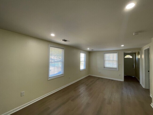 Building Photo - 203 17th St