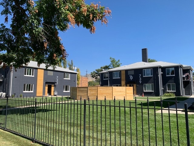 Community Courtyard w/ BBQ/Firepit - 7th & 7th