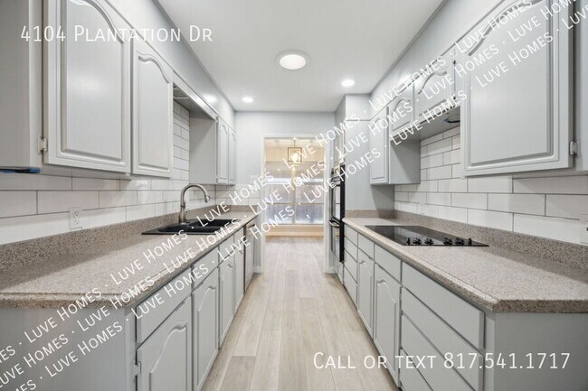 Building Photo - 4104 Plantation Dr