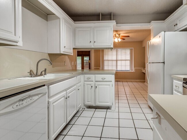 Building Photo - Large Corner Lot - 4 Bed/2.5 Bath + Study - 1 mile from PC North High School