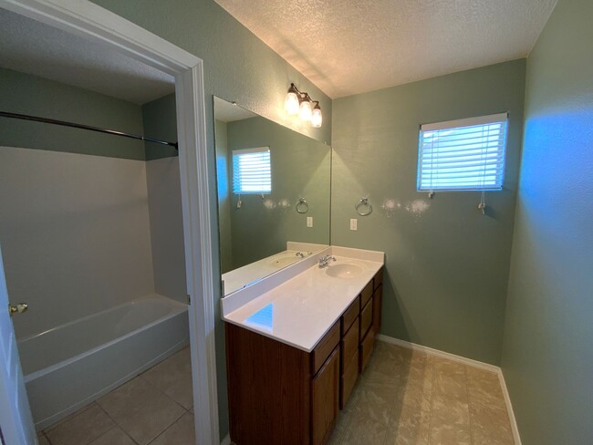 Building Photo - 4 Bedroom Home Available Near Unser Blvd N...