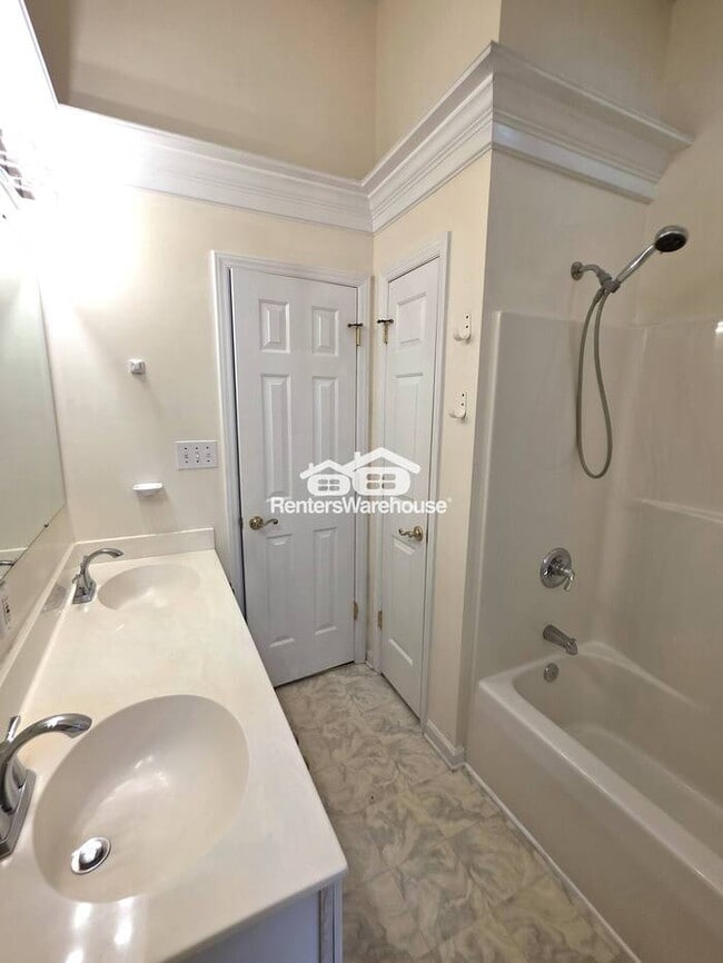Building Photo - Lovely 3 bedroom, 2 1/2 Bath home in popul...