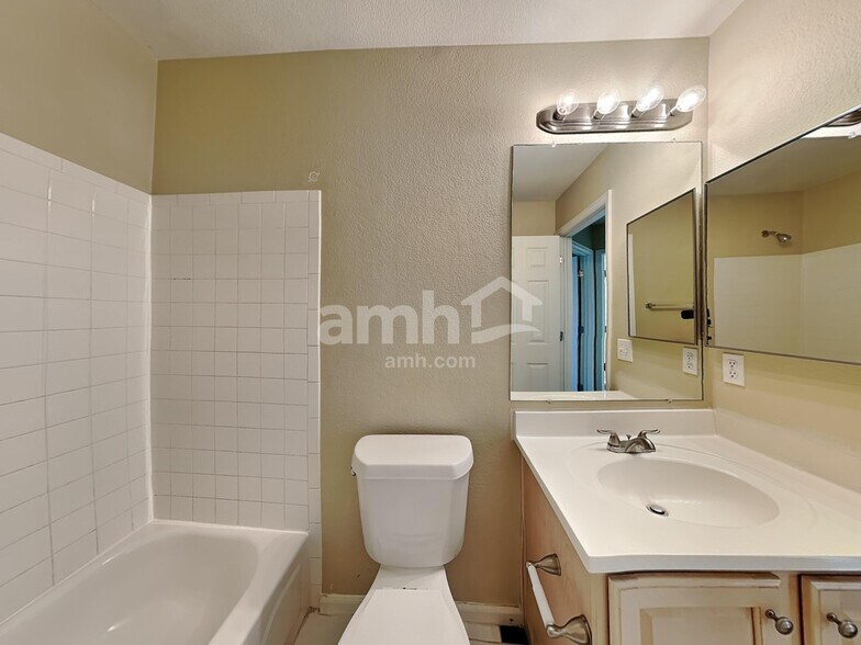 Building Photo - 3104 E 108th Dr