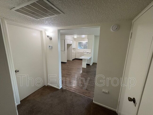 Building Photo - 941 S Demaree St