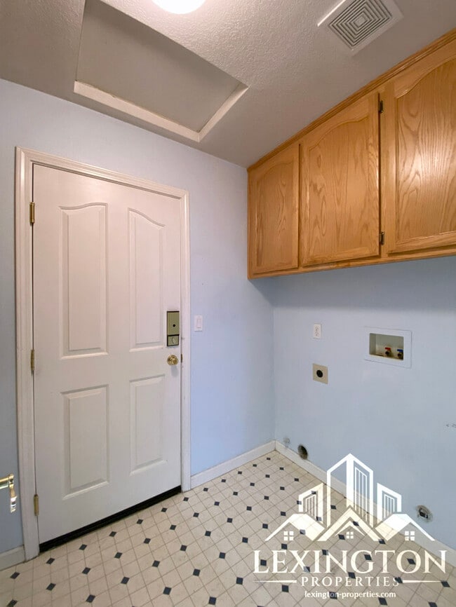 Building Photo - Beautiful, Spacious, 3-Bed 2-Bath Home available in Roseville!