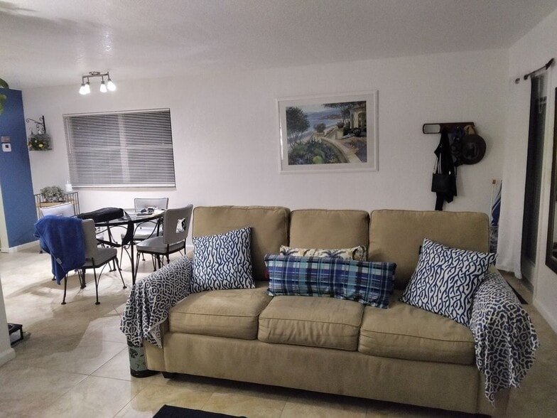 Building Photo - 399 Brittany Dr