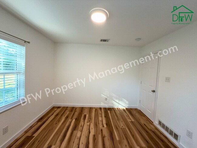 Building Photo - Fully Renovated 2-Bedroom Home Near UTA & AT&T Stadium – Modern Upgrades + Spacious Yard!