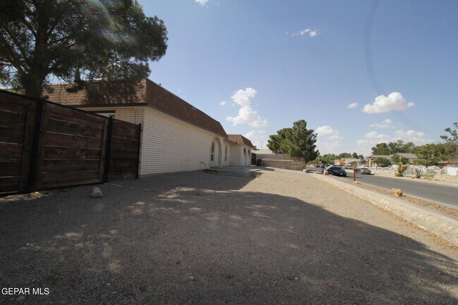 Building Photo - 351 Duanesburg St