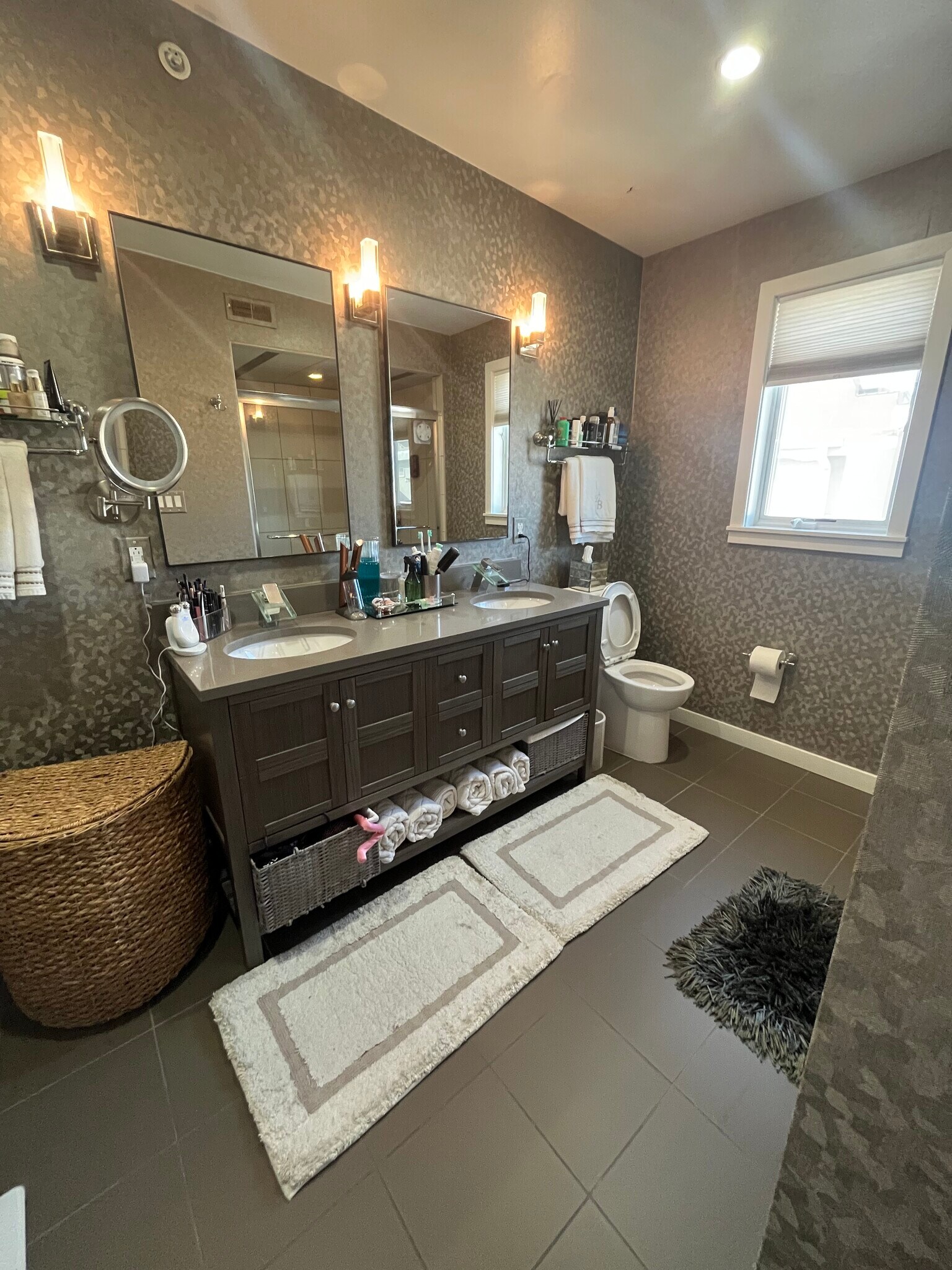 Master Bath - 211 Brown St