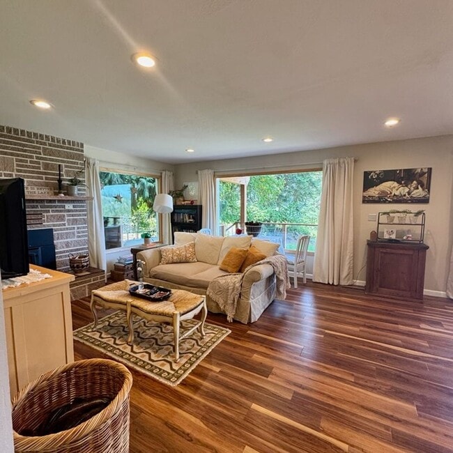 Building Photo - Beautiful lakeview home for rent